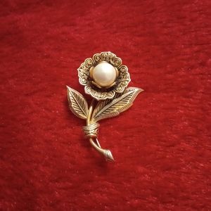 Beautiful Vintage Flower Pin